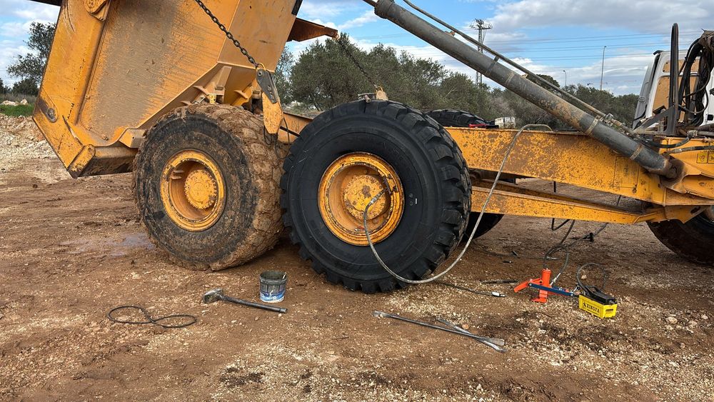 הסרנים האחוריים של משאית פירקית