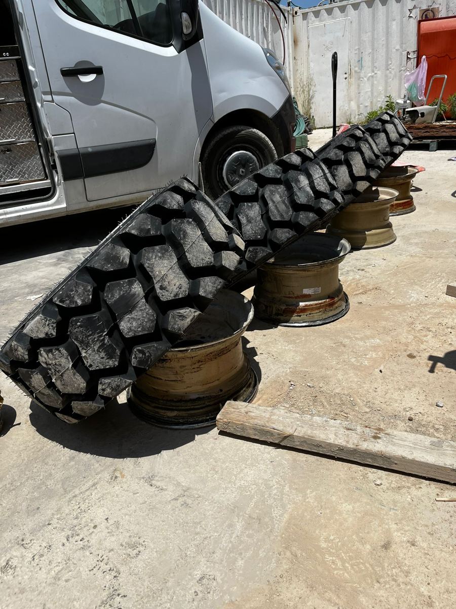 צמיגים חדשים וחישוקים לפני הרכבה, ליד רכב השירות. מביאים את הצמיג במידה הנכונה.