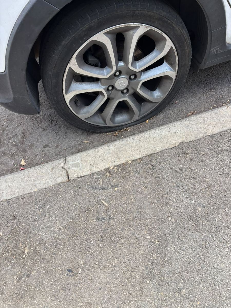 יונדאי עם פנצ'ר ליד המדרכה. לא נוסעים על הצמיג, מתקשרים ומגיעים אליכם.