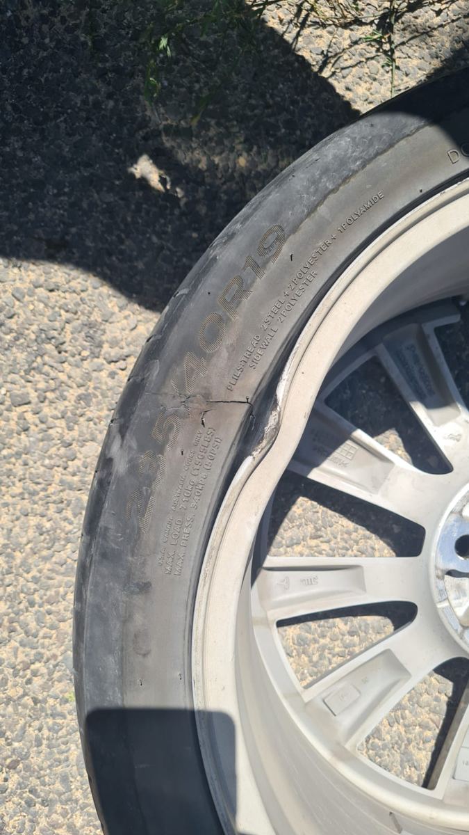 נזק בדופן הצמיג ליד החישוק. בפגיעה כזו אין תיקון בטוח, ומחליפים צמיג.