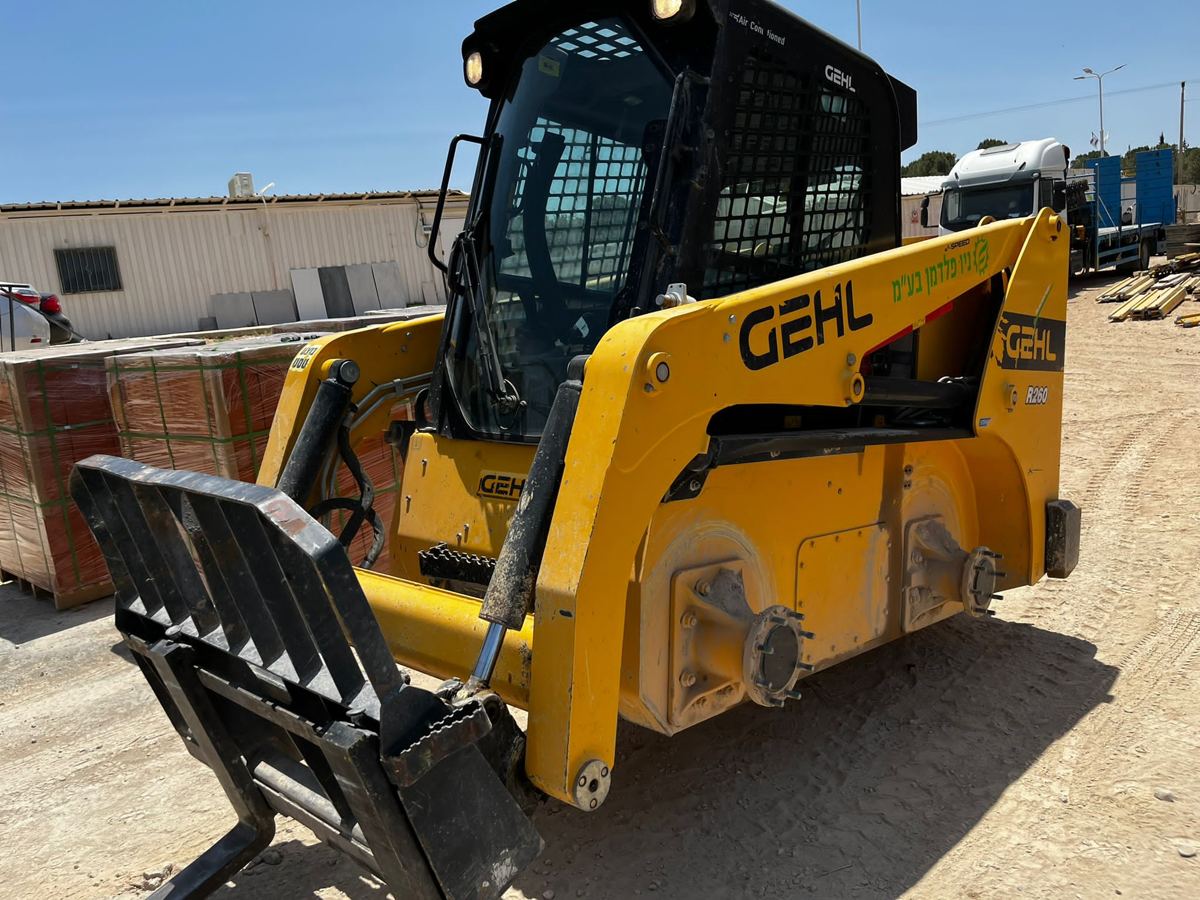 מעמיס אופני GEHL R260 אחרי פירוק כל ארבעת הגלגלים, לפני הרכבת צמיגים חדשים.