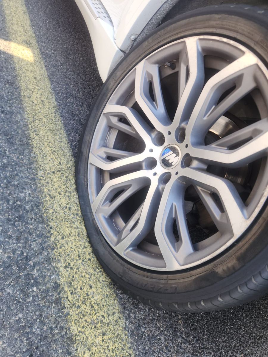 BMW עם צמיג בפרופיל נמוך שאיבד אוויר. מחליפים לרזרבי ומתאמים תיקון או צמיג חדש.