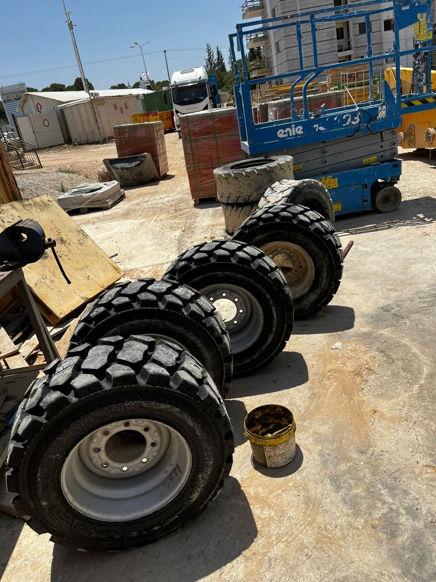 צמיגים חדשים למעמיסים אופניים, כבר מורכבים על החישוקים ומוכנים להתקנה.