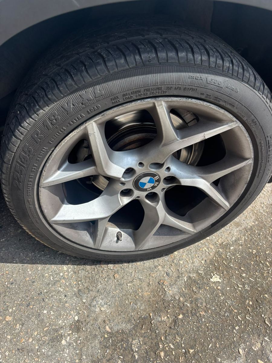 BMW עם צמיג 225/45R18 שאיבד אוויר ושריטות בחישוק. מחליפים בעדינות כדי לא לפגוע בחישוק.