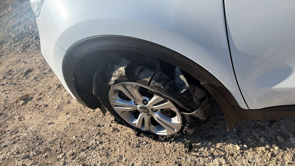 צמיג שנסעו עליו ריק: הדופן נמעכה והחישוק כמעט נוגע בקרקע