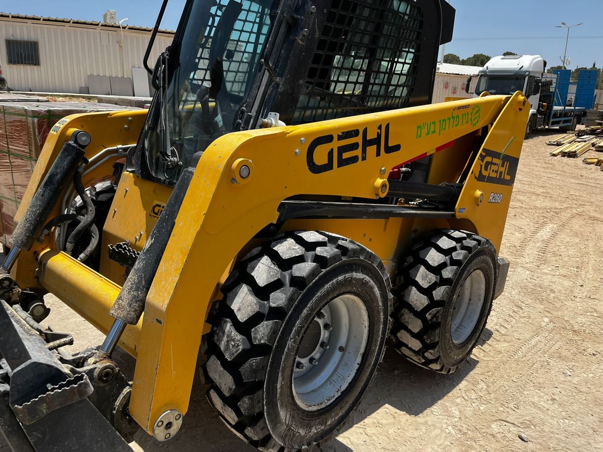 מבט קדמי על ה-GEHL אחרי ההחלפה: צמיגי שטח חדשים עם חריצים עמוקים.