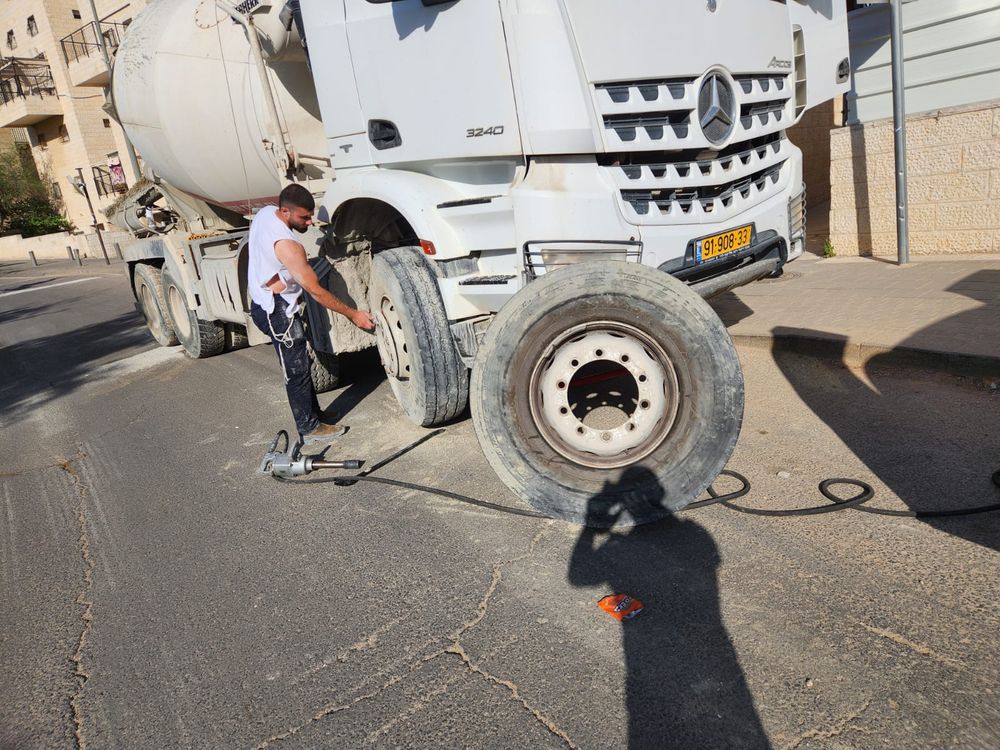 פירוק גלגל של משאית מערבל בטון ברחוב