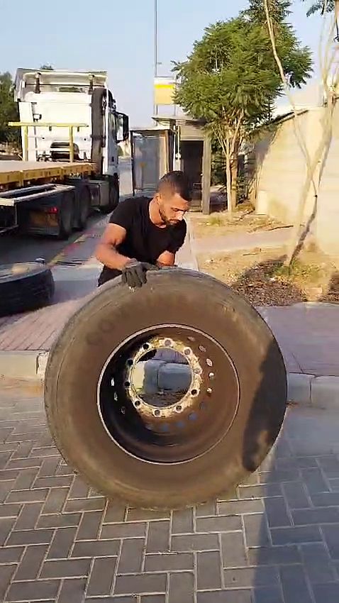 צמיג גדול של רכב כבד, לפני הרכבה על החישוק