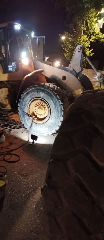 שופל באתר עבודה בלילה: ניפוח והחלפת צמיג במקום