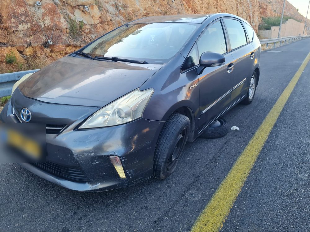 טויוטה בשול כביש בגין בירושלים אחרי החלפת הגלגל