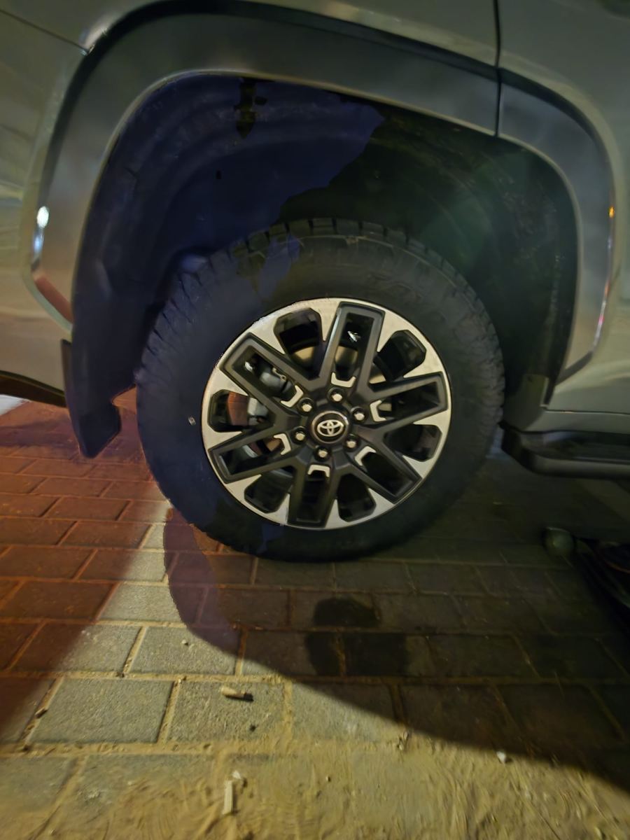 צמיג שטח של טויוטה. גם לג'יפים ולרכבי 4X4 מגיעים עם ציוד הרמה מתאים.