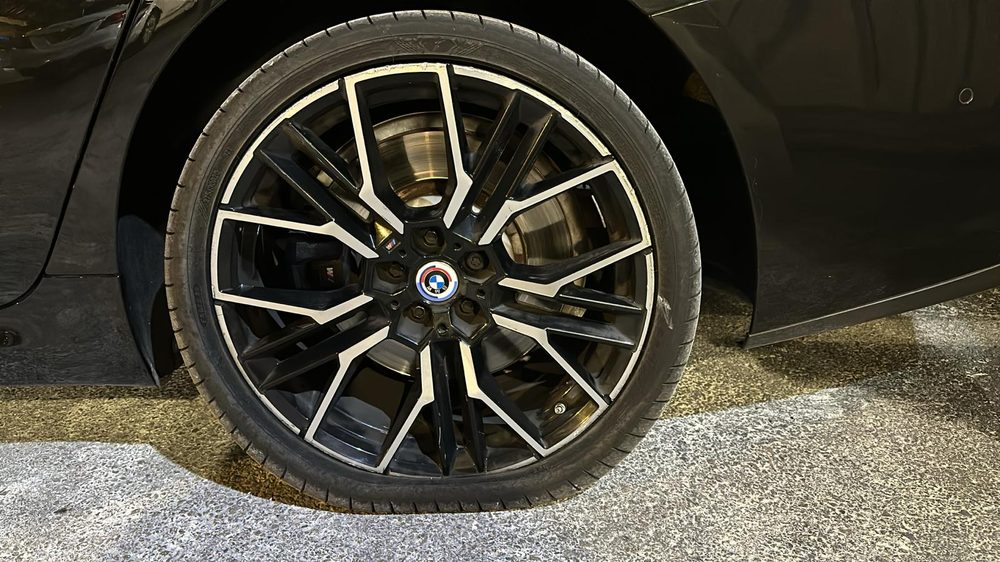 צמיג ראנפלט ריק ברכב BMW בתל אביב, לפני ההחלפה