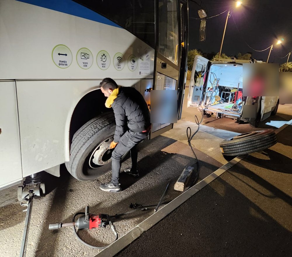 החלפת צמיג לאוטובוס בלילה בגבעה הצרפתית, ירושלים