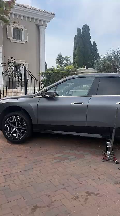 BMW iX מורם על ציוד הרמה בזמן ההחלפה