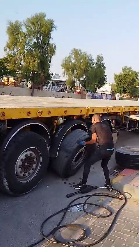 עבודה על הגלגלים של סמי-טריילר ברחוב