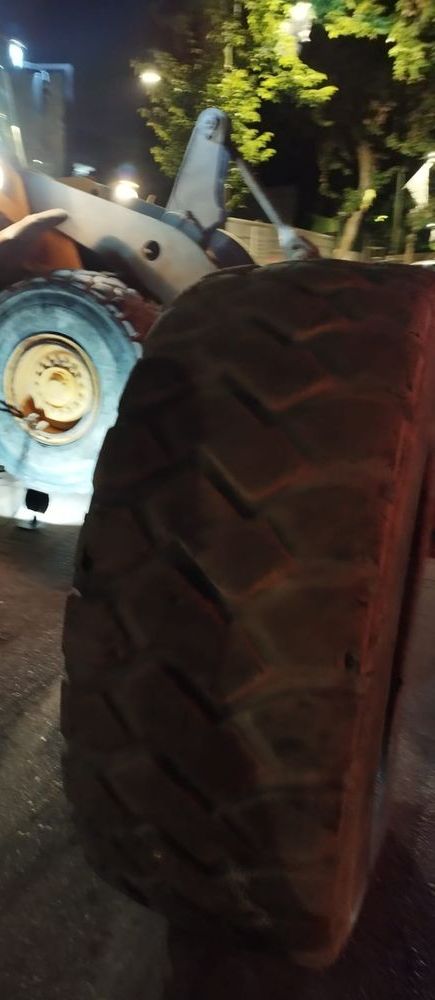 עבודת לילה: טיפול בגלגל של שופל בתאורת עבודה