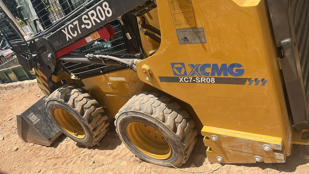מעמיס XCMG קטן באתר, במהלך עבודה על הגלגלים