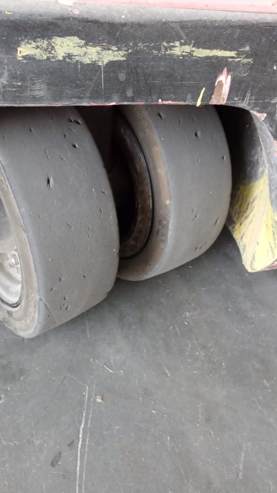 צמיגים קדמיים של מלגזה, עם קרעים ושקעים בגומי
