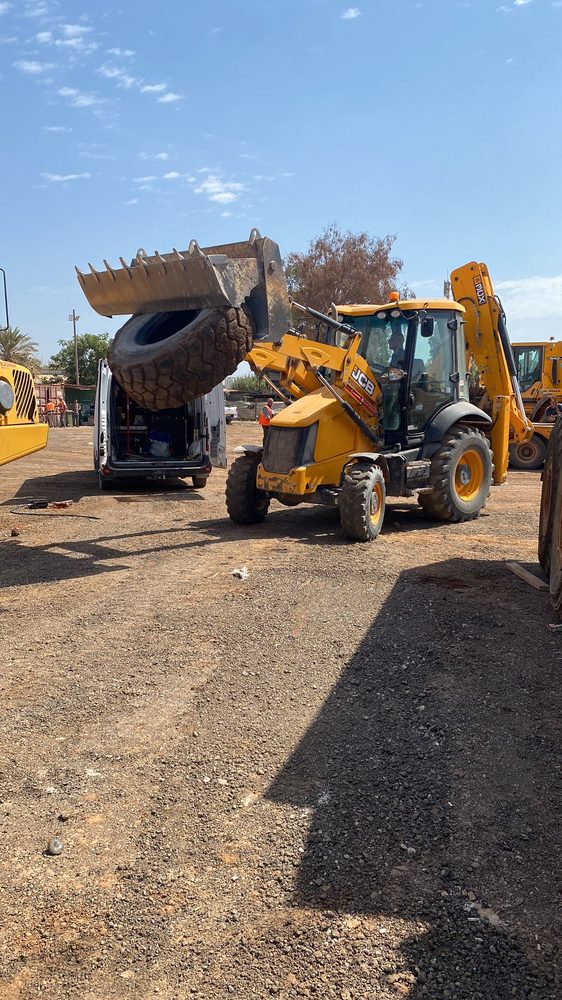 כלי צמ"ה מרים צמיג גדול בכף, להעברה בבטחה