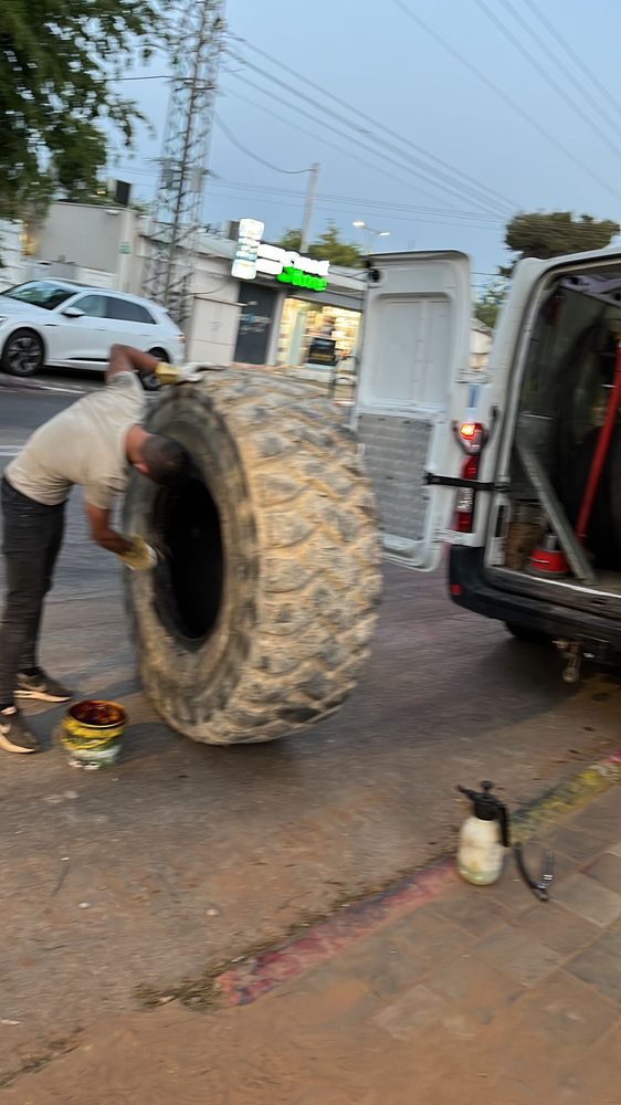 עבודה על שפת הצמיג, עם משחת הרכבה ומרסס בצד