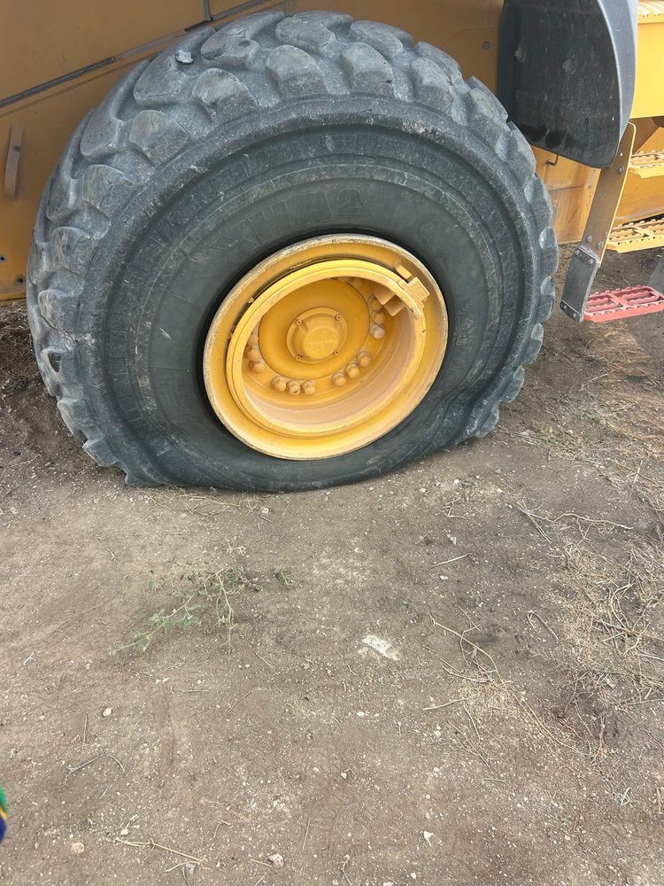 צמיג מרוקן במעמיס קטן, על חישוק צהוב
