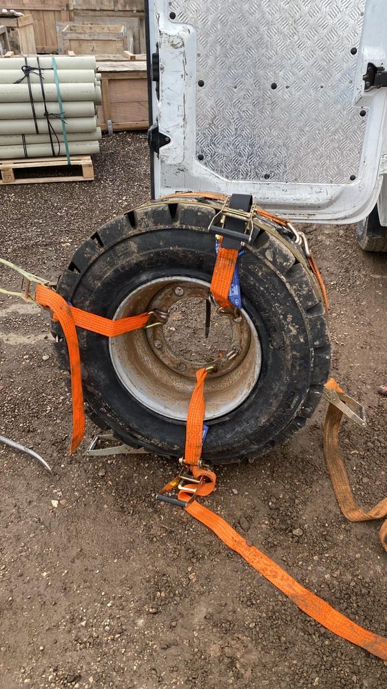 צמיג על חישוק, קשור ברצועות כתומות לפני הניפוח