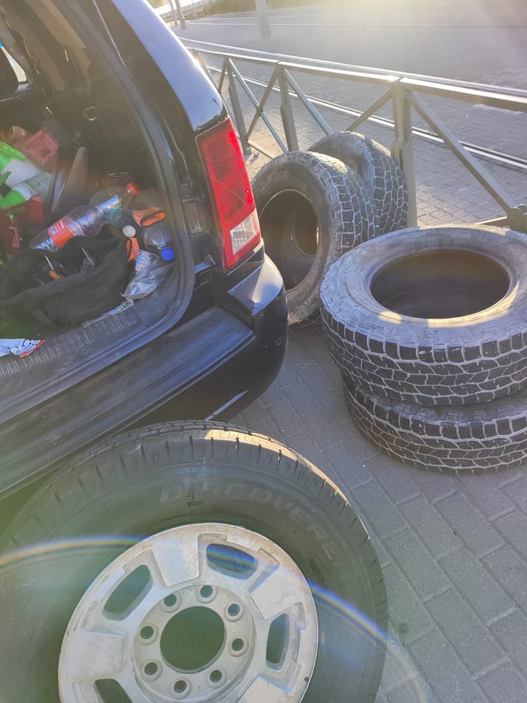 הצמיגים הישנים שהורדו מהרכב, וגלגל עם צמיג חדש