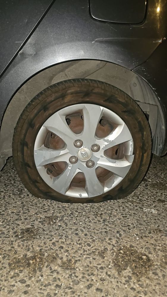 צמיג ריק לגמרי על רכב פרטי שחונה ברחוב