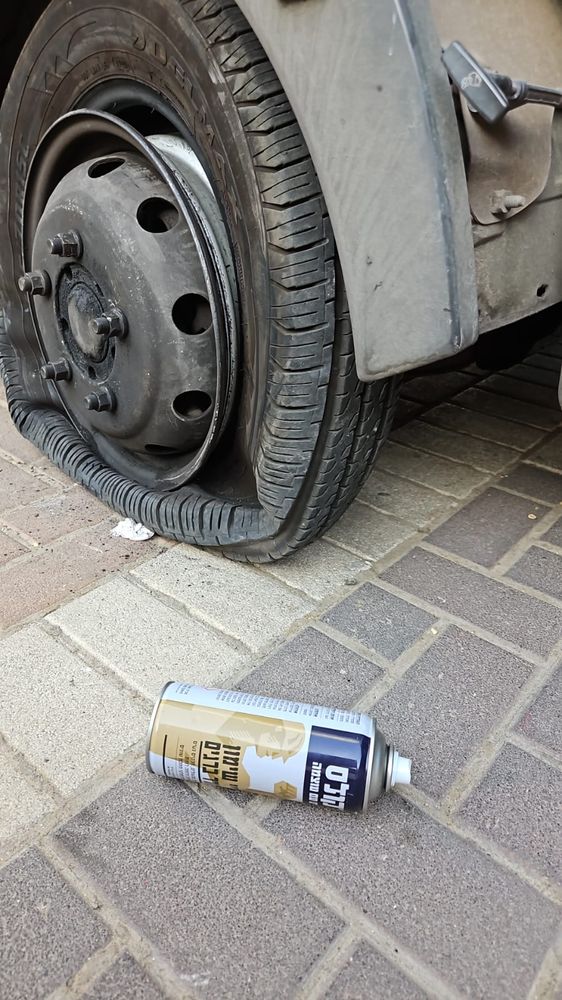 צמיג שטוח ליד ספריי לתיקון פנצ'ר
