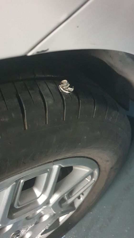 בורג תקוע בסוליה של צמיג רכב פרטי