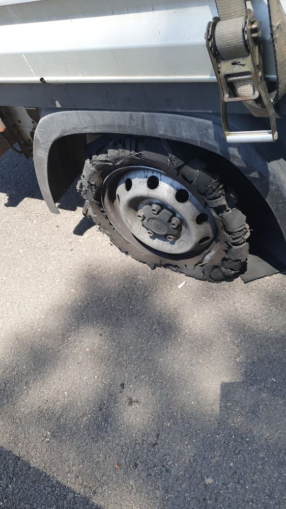 צמיג קרוע לגמרי אחרי נסיעה על צמיג ריק