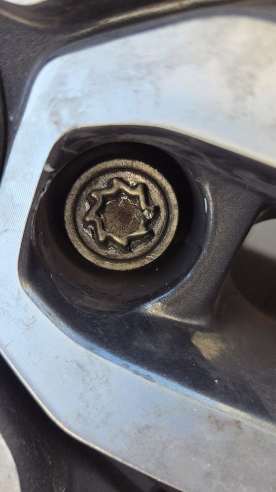 בורג נעילה בחישוק אלומיניום