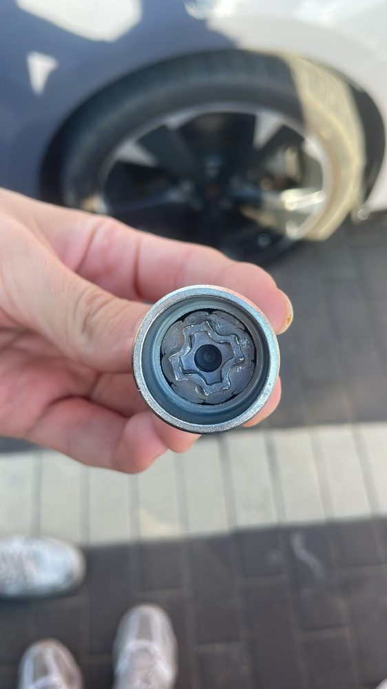 מפתח של בורג נעילה. כדאי לשמור אותו תמיד ברכב