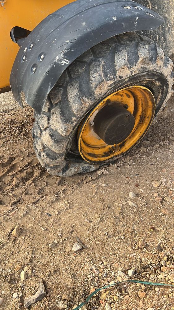 גלגל של כלי צמ"ה עם צמיג ריק לגמרי על קרקע עפר