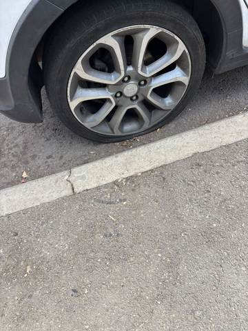 יונדאי עם צמיג מרוקן בחניה
