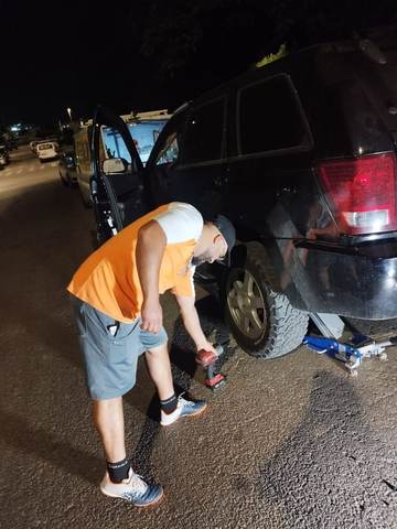 החלפת גלגל לג'יפ בלילה