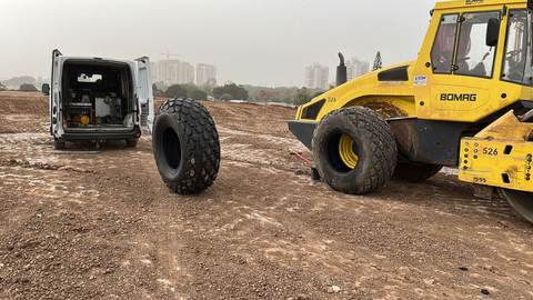 מכבש BOMAG: הצמיג החדש לצד רכב השירות