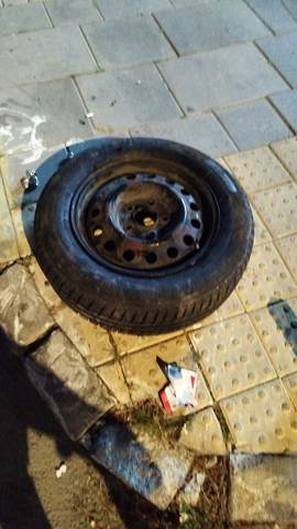 גלגל רזרבי על מדרכה לפני הרכבה