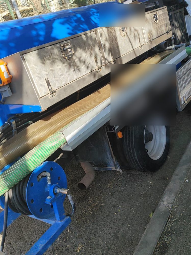ביובית בצד הדרך בירושלים לפני החלפת צמיג
