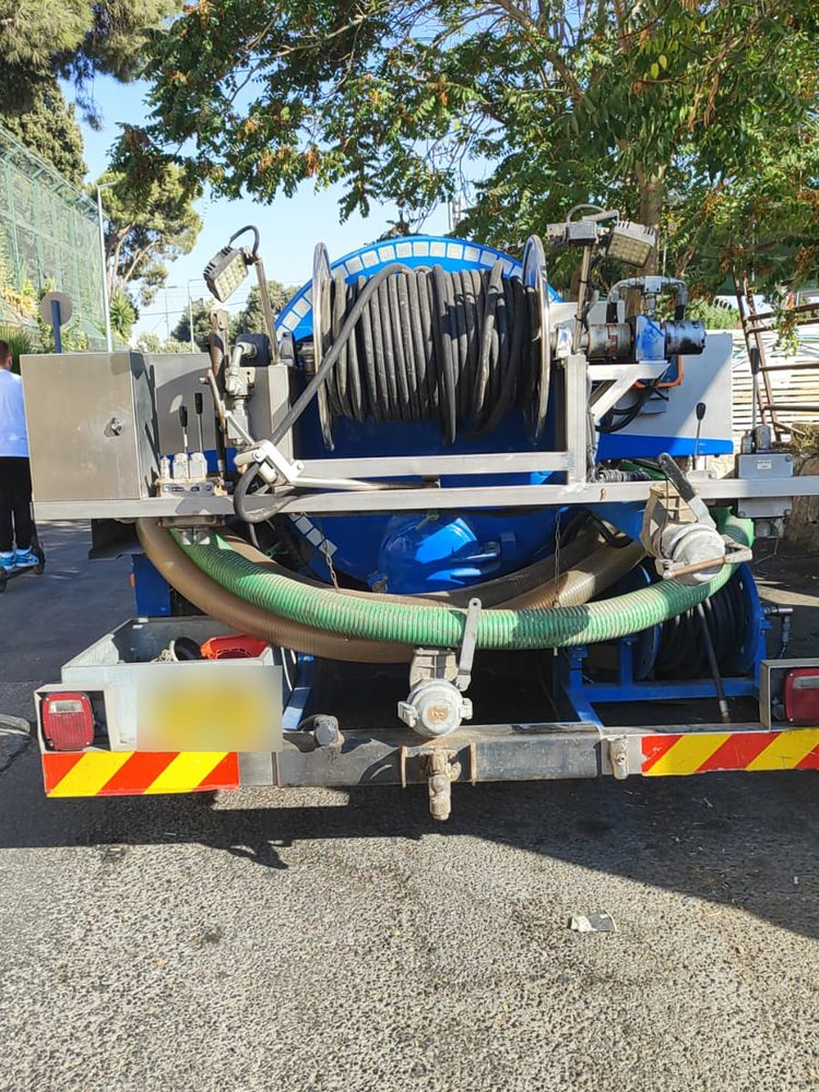 ביובית מאחור – מיכל, משאבה וגלגלות צינורות שמוסיפים משקל