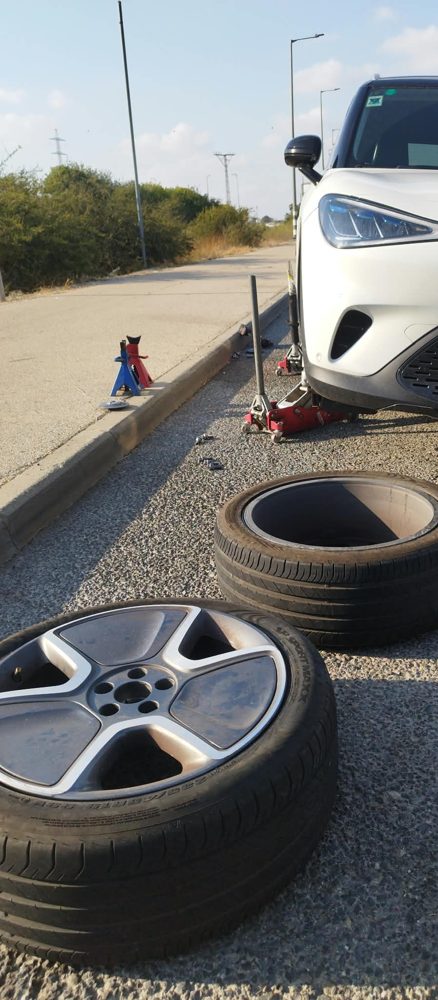 החלפת צמיגים לרכב חשמלי בצד הדרך