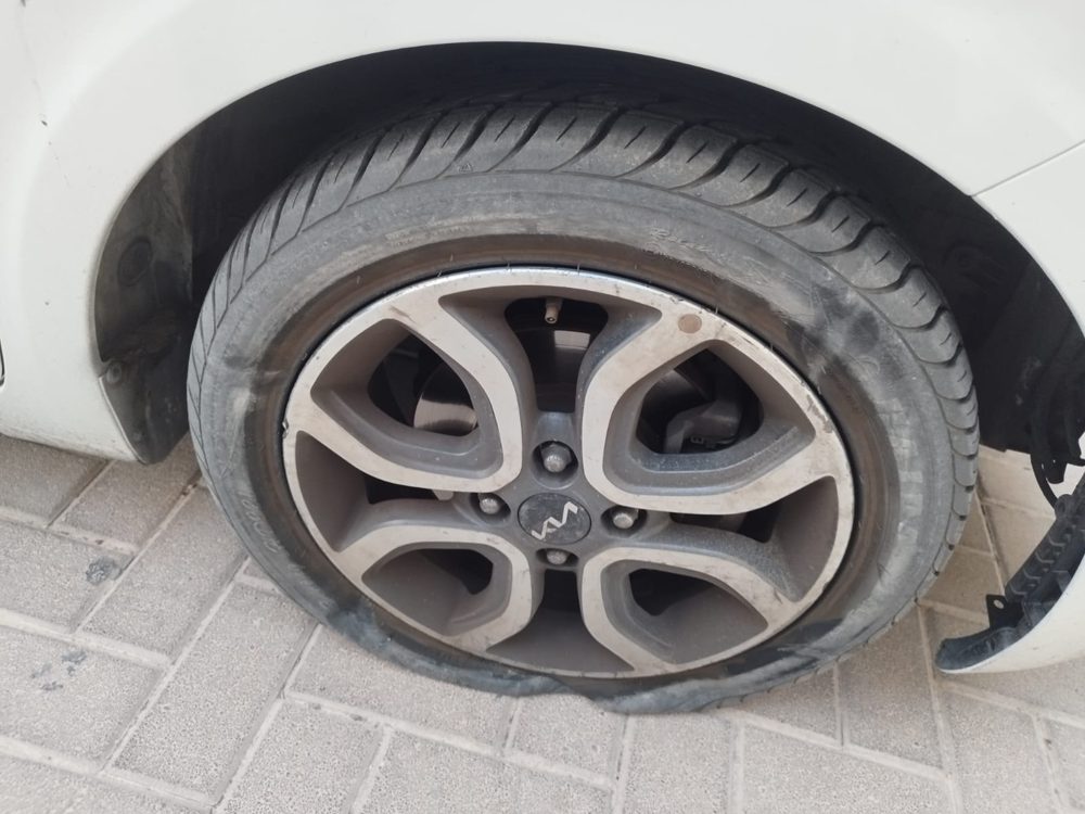 צמיג מרוקן על חישוק סגסוגת