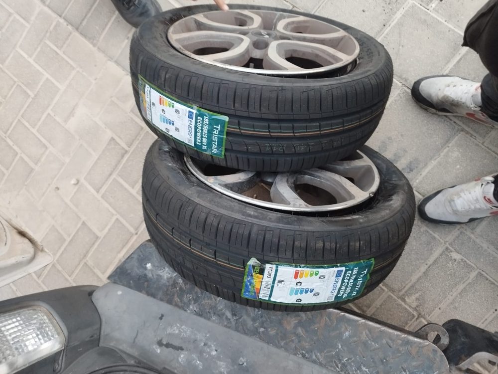 צמיגים חדשים לפני הרכבה ליד הרכב