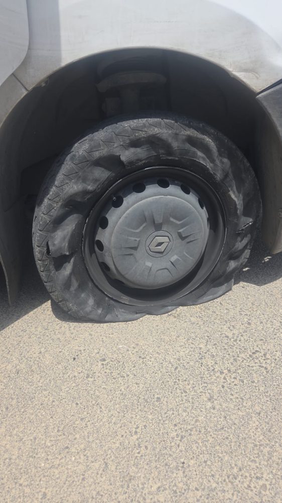 צמיג שנהרס אחרי נסיעה ארוכה על פנצ'ר