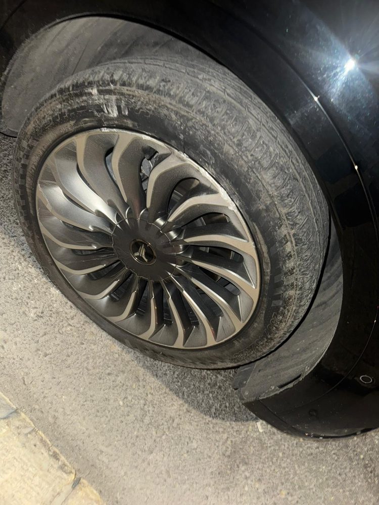 גלגל ריק עם טסה דקורטיבית ברכב במודיעין, לפני ההחלפה