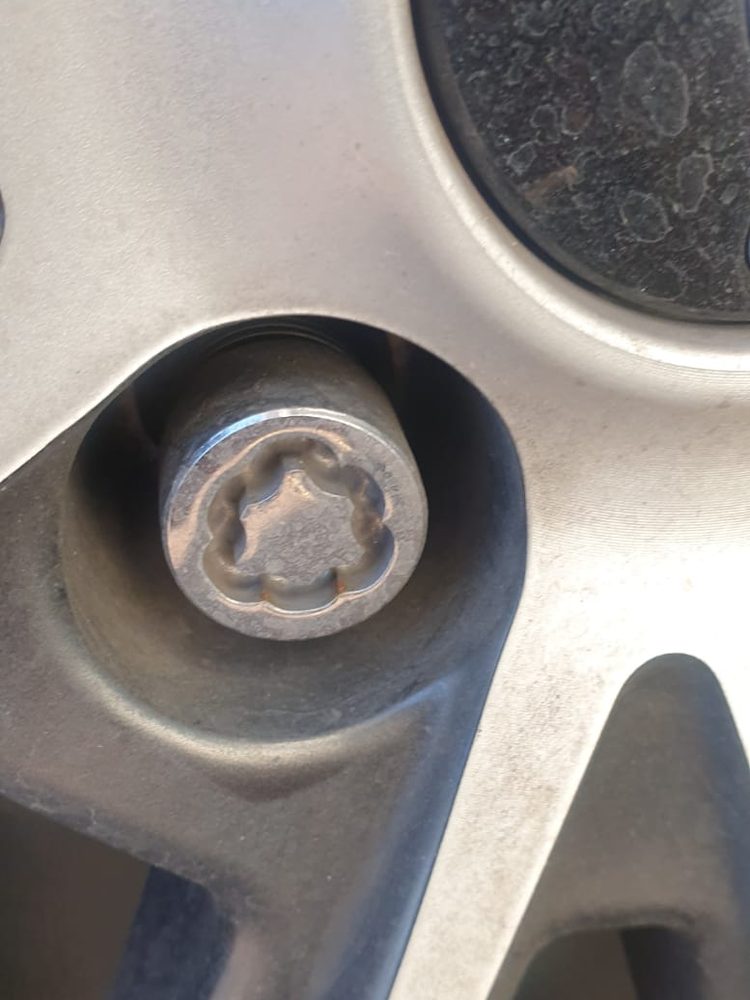 בורג נעילה בג'אנט של רכב, עם מרווח גדול בין הבורג לדופן החור
